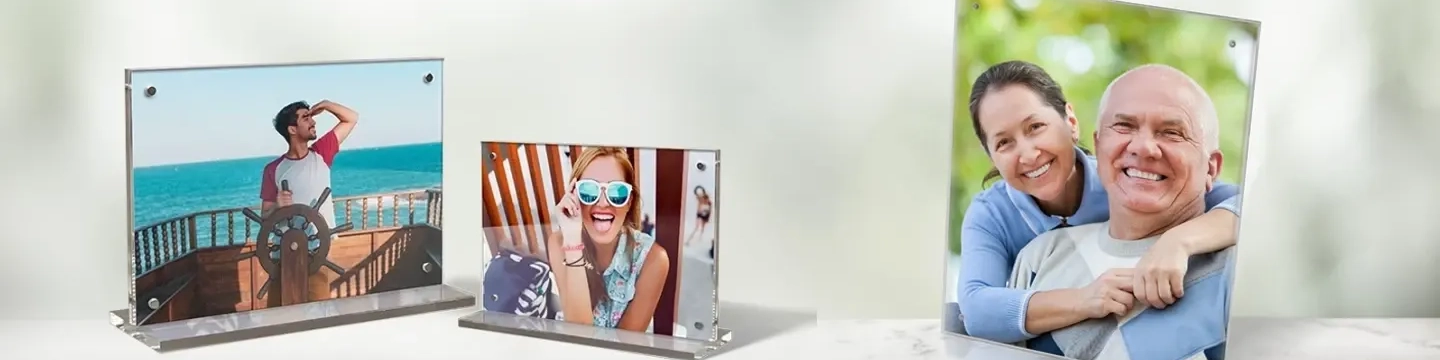 Un bandeau présentant des panneaux acryliques personnalisés