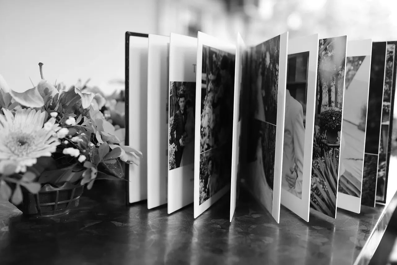 Photo noir et blanc d'un album photo ouvert