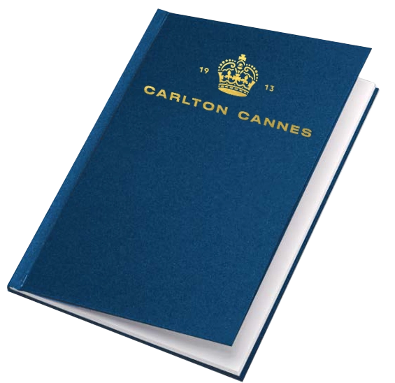 Couverture rigide de couleur bleu et logo Carlton Cannes avec feuilles blanches à l'intérieur