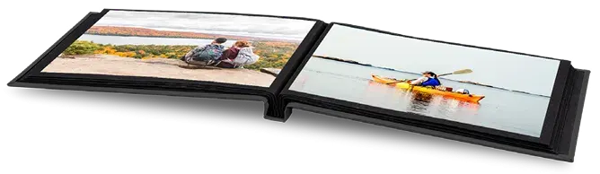 Livre photo autocollant ouvert, de couleur noir montrant le résultat de l'application des Peel & Stick Sheets sur l'intérieur de l'album