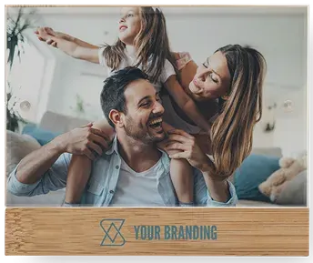 Panneau en bamboo avec partie inférieur visible et sur le reste de la surface une vitre acrylique présentant une photo de famille