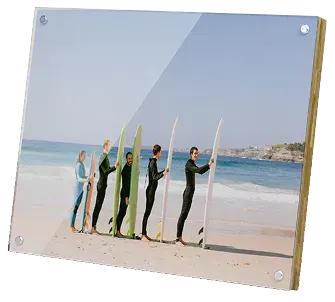 Panneau en bamboo recouvert d'une vitre acrylique présentant une photo de plusieurs surfeurs sur une plage