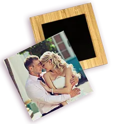 Vue recto et verso d'un magnet en bambou personnalisé avec une photo de jeunes mariés se tenant dans les bras