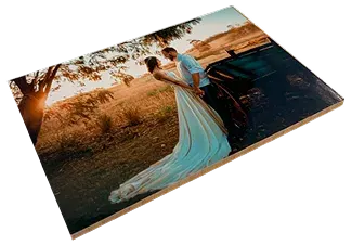 Un magnet en bambou personnalisé avec une photo d'un couple de mariés