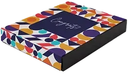 Une boîte format A5 à recouvrir personnalisée ici avec du papier autocollant imprimé avec des motifs colorés