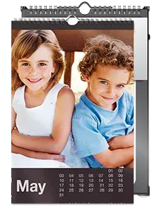 Présentation d'un calendrier à suspendre personnalisé avec des photos d'enfants