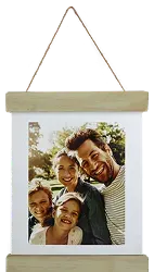 Présentation d'un calendrier professionnel à suspendre personnalisé avec photo représentant 3 femmes