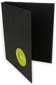 Classeur au format A4 noir entre ouvert avec un logo vert personnalisé sur la couverture rigide et système de reliure à anneaux