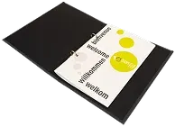 Classeur au format A4 noir ouvert montrant le système de reliure à 2 anneaux avec des  documents déjà en place