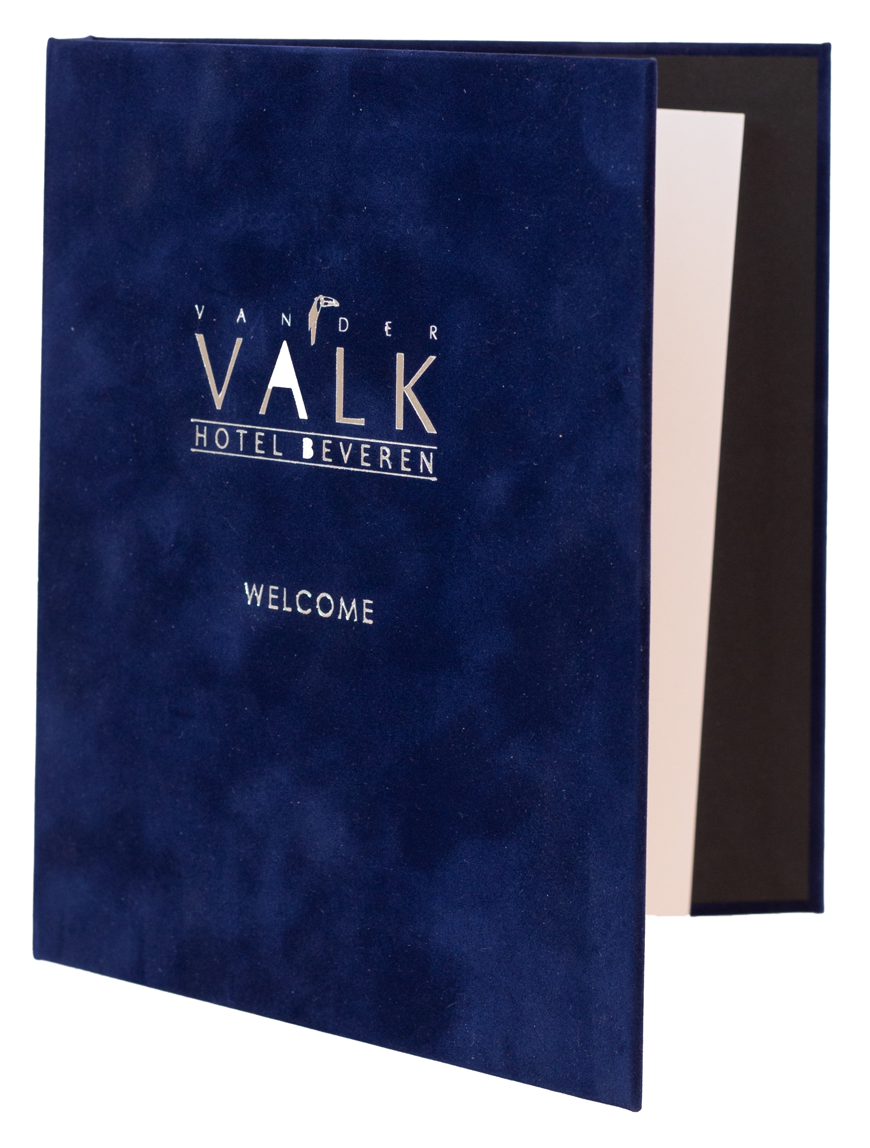 Classeur au format A4 noir ouvert montrant le système de reliure à 2 anneaux avec des  documents déjà en place