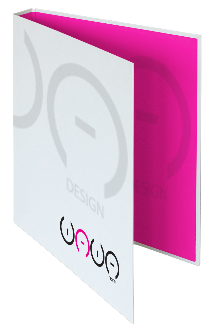 Classeur au format A4 noir entre ouvert avec un logo vert personnalisé sur la couverture rigide et système de reliure à anneaux