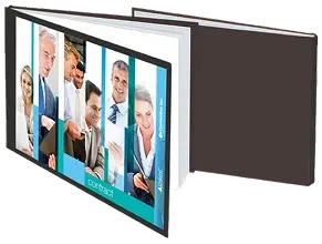 Exemple d'une couverture rigide personnalisée format paysage avec une photo représentant diverses personnes sur la face avant