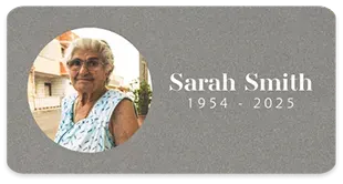 Photo imprimée sur une plaque en métal, montrant une femme aux cheveux gris