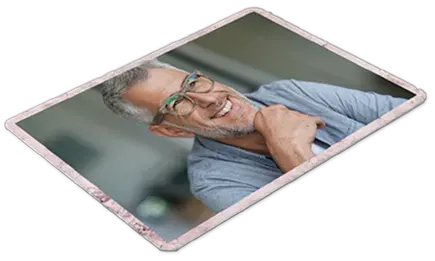 Photo imprimée sur une plaque en métal, montrant un homme aux cheveux gris