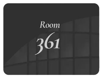 Photo imprimée sur une plaque en métal, montrant un texte marqué Room 361