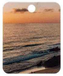 Photo imprimée sur une plaque en métal, montrant un texte marqué Guest Hotel