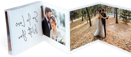 Album photo en accordéon présenté ouvert montrant des photos imprimées au format paysage