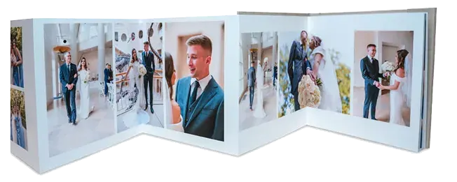 Album photo en accordéon présenté ouvert montrant des photos imprimées au format paysage