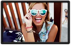 Un magnet personnalisé avec une photo de femme portant des lunettes de soleil