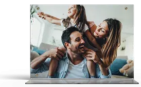 Panneau acrylique transparent affichant une photo de famille