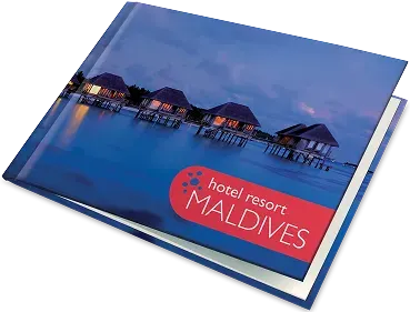 Couverture rigide de livre photo panoramique format paysage montrant la photo de maisons sur pilotis aux Maldives