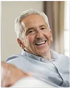 Plaque en métal angles droits, montrant le portrait un homme aux cheveux gris