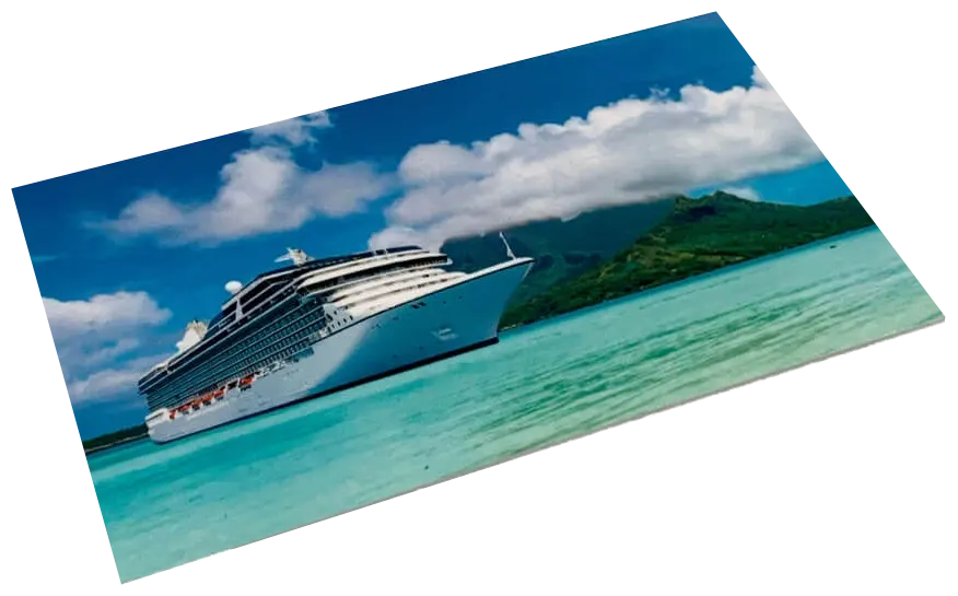 Plaque en métal angles droits, montrant un baquebot en mer