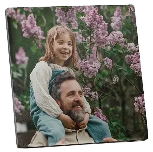 Plaque en métal avec des coins arrondis, montrant un homme qui porte sa fille sur les épaules