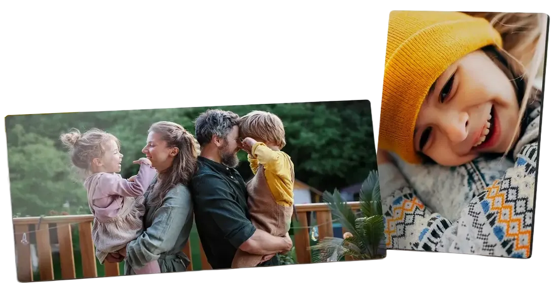 2 Plaque en métal avec des coins arrondis, montrant sur la première un couple portant chacun un enfant et sur l'autre portrait d'une jeune femme souriante