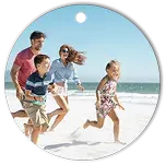 Plaque circulaire, montrant une famille qui courtsur la plage