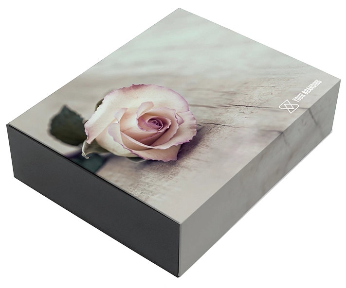 Une boîte format A4 recouverte d'une personnalisation représentant une rose posée sur une planche