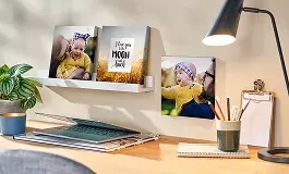 Diverses impression sur toile sur une étagère et au mur