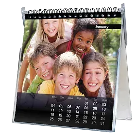Présentation d'un calendrier de bureau personnalisé avec des photos